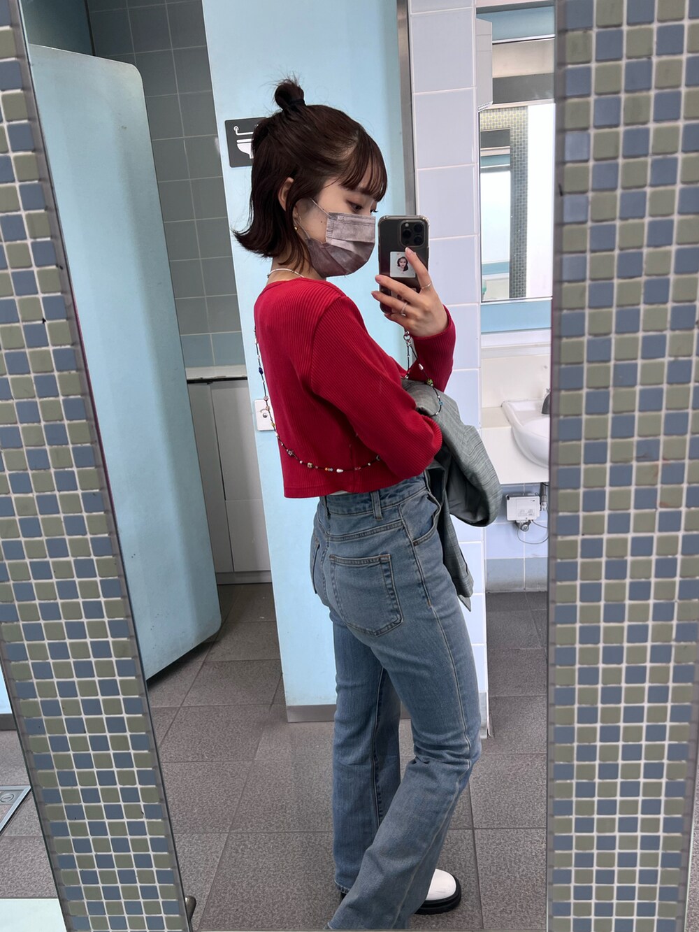 レッド系のTシャツ/カットソー、グレー系のテーラードジャケット、ブルー系のデニムパンツを着用したレディースの春コーディネートの2枚目の写真