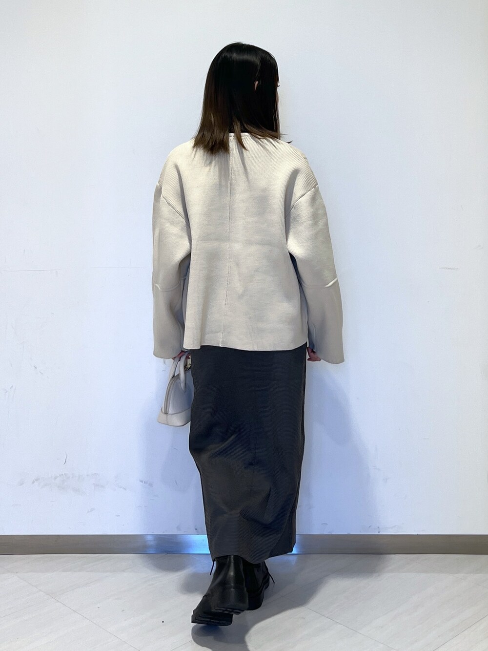 ベージュ系のニット/セーター、ブラック系のショルダーバッグ、ブラウン系のその他パンツを着用したレディースの冬コーディネートの5枚目の写真