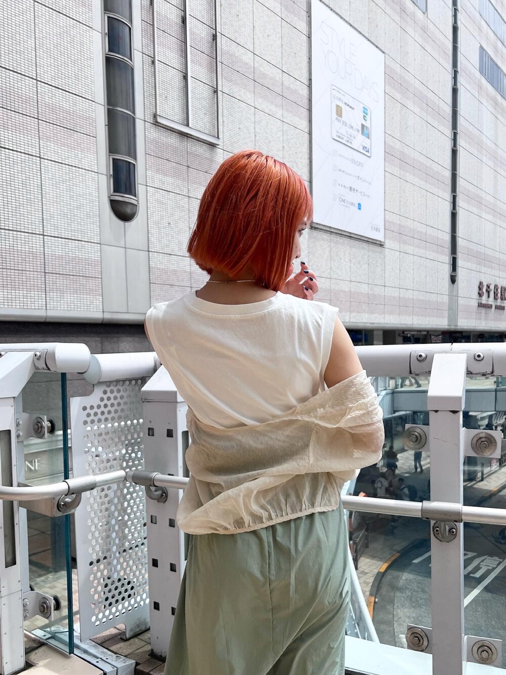 グリーン系のワンピース、ホワイト系のシャツ/ブラウス、ブラック系のサンダルを着用したレディースの春コーディネートの4枚目の写真