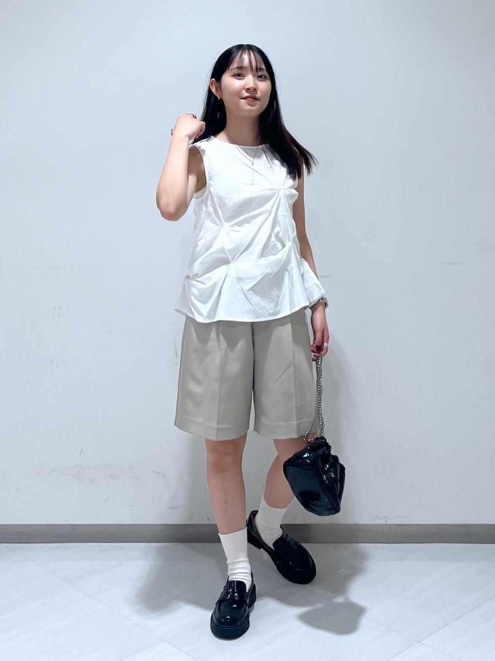 ホワイト系のシャツ/ブラウス、ベージュ系のその他パンツ、ブラック系のショルダーバッグを着用したレディースの夏コーディネートの2枚目の写真