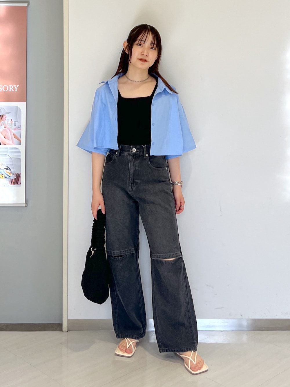 ブラック系のタンクトップ、ブルー系のシャツ/ブラウス、ブラック系のデニムパンツを着用したレディースの春コーディネートの2枚目の写真