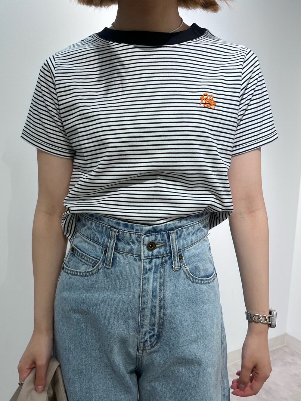 ベージュ系のテーラードジャケット、ブラック系のTシャツ/カットソー、ブルー系のデニムパンツを着用したレディースの夏コーディネートの5枚目の写真