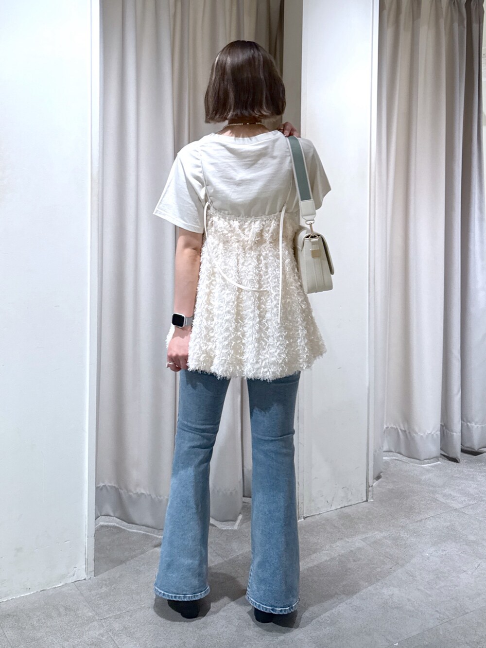 ホワイト系のTシャツ/カットソー、ホワイト系のキャミソール、ホワイト系のショルダーバッグを着用したレディースの夏コーディネートの5枚目の写真