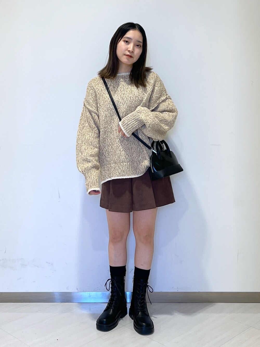 ベージュ系のニット/セーター、ブラック系のショルダーバッグ、ブラウン系のその他パンツを着用したレディースの冬コーディネートの3枚目の写真