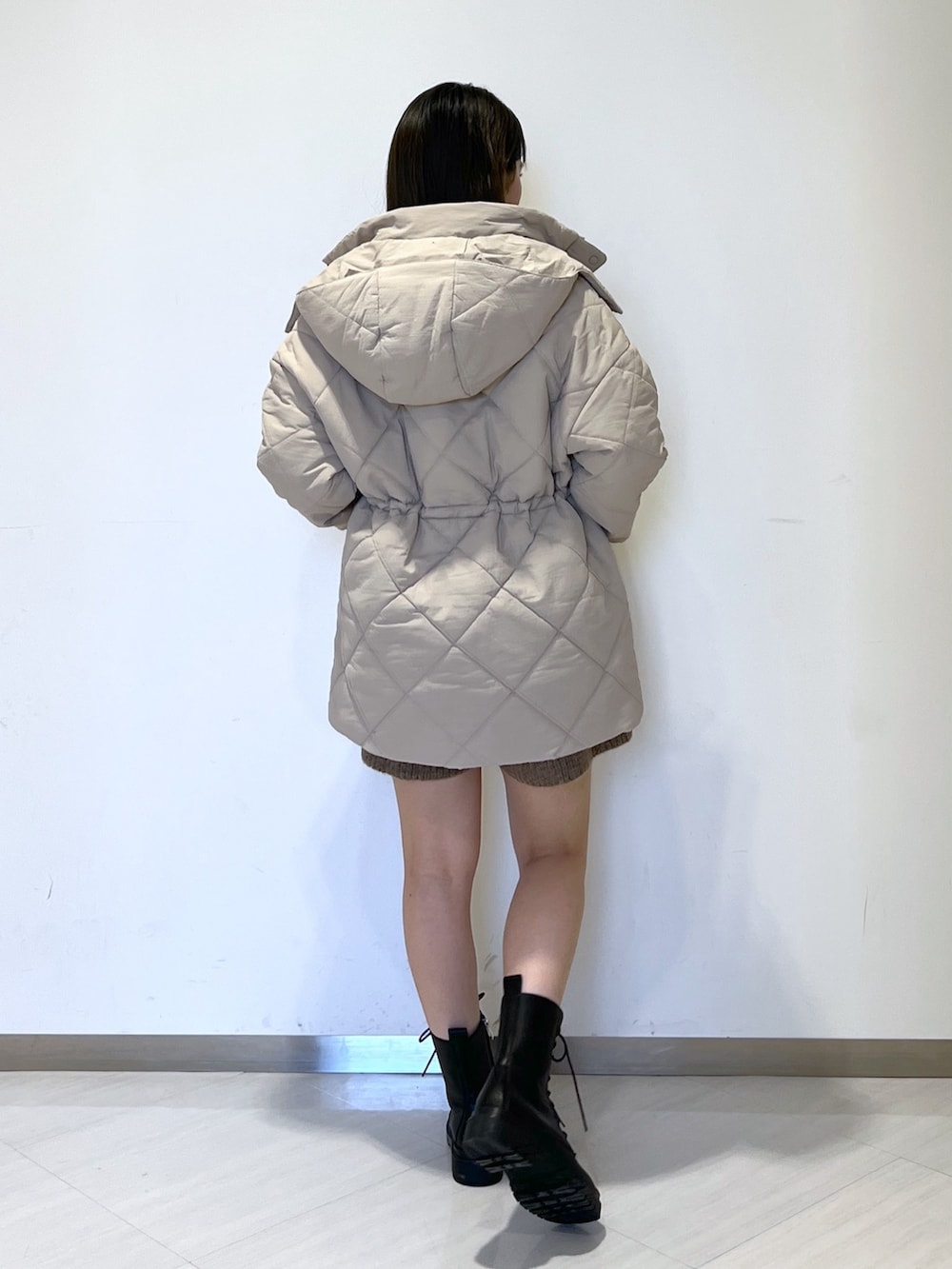 ベージュ系のダウンジャケット/コート、ブルー系のシャツ/ブラウス、ブラウン系のその他パンツを着用したレディースの秋コーディネートの6枚目の写真