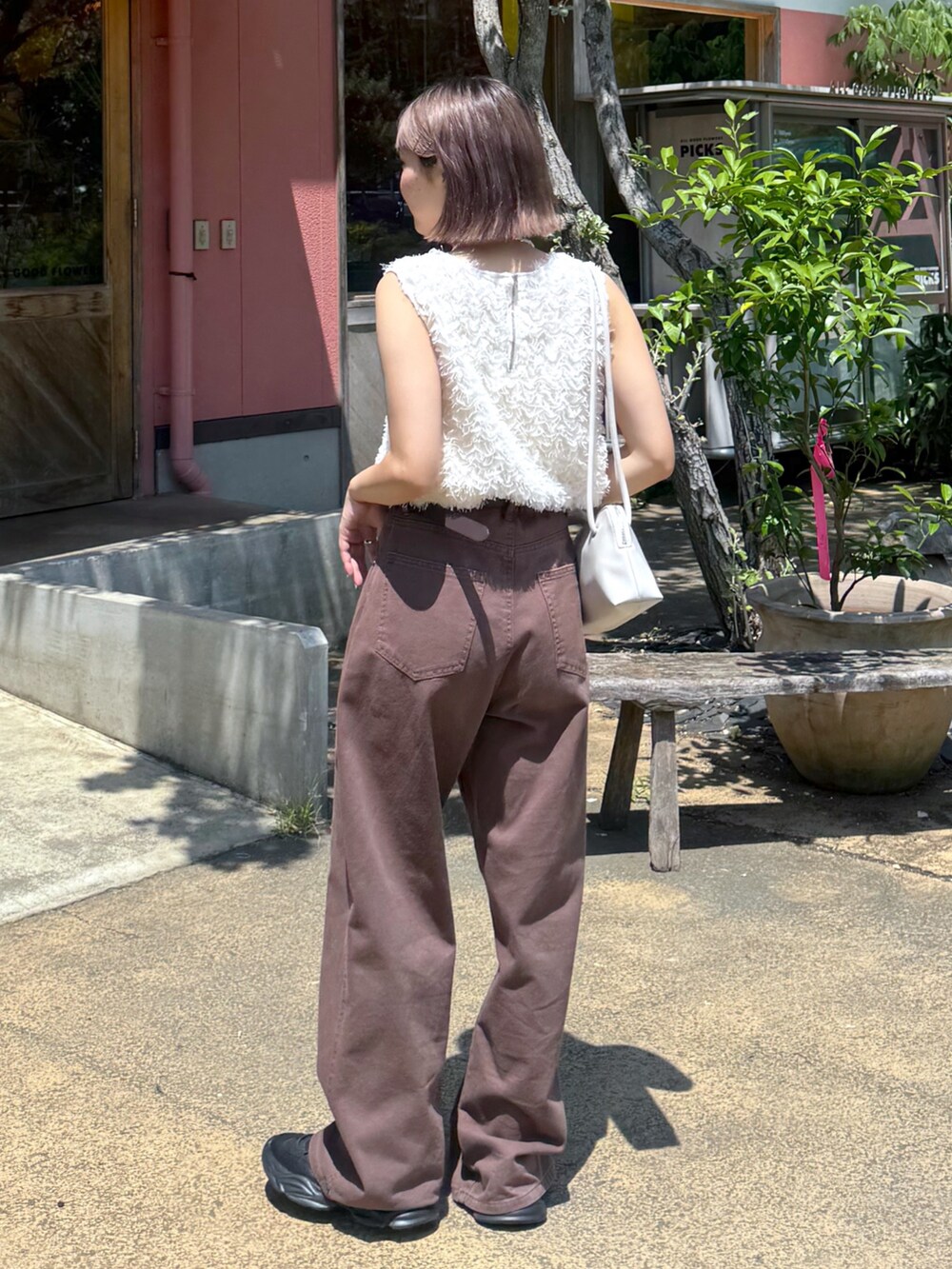 ホワイト系のシャツ/ブラウス、ブラウン系のデニムパンツ、ブラック系のスニーカーを着用したレディースの夏コーディネートの5枚目の写真