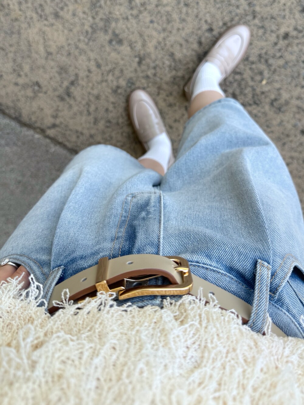 ホワイト系のニット/セーター、ブルー系のデニムパンツ、ベージュ系のローファーを着用したレディースの夏コーディネートの4枚目の写真