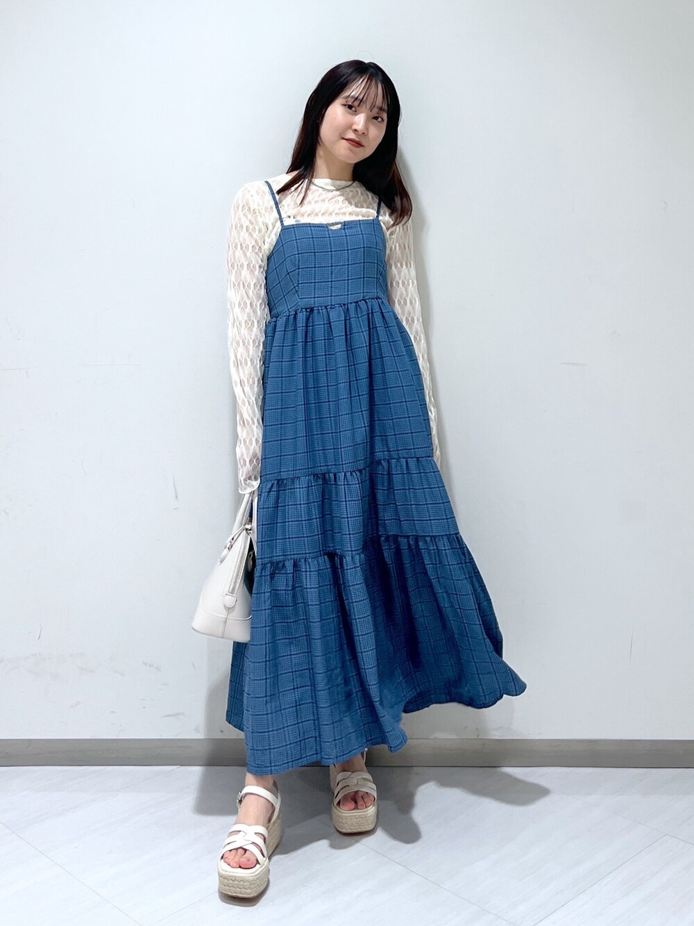 ホワイト系のショルダーバッグ、ブルー系のワンピース、ホワイト系のカーディガン/ボレロを着用したレディースの春コーディネートの5枚目の写真