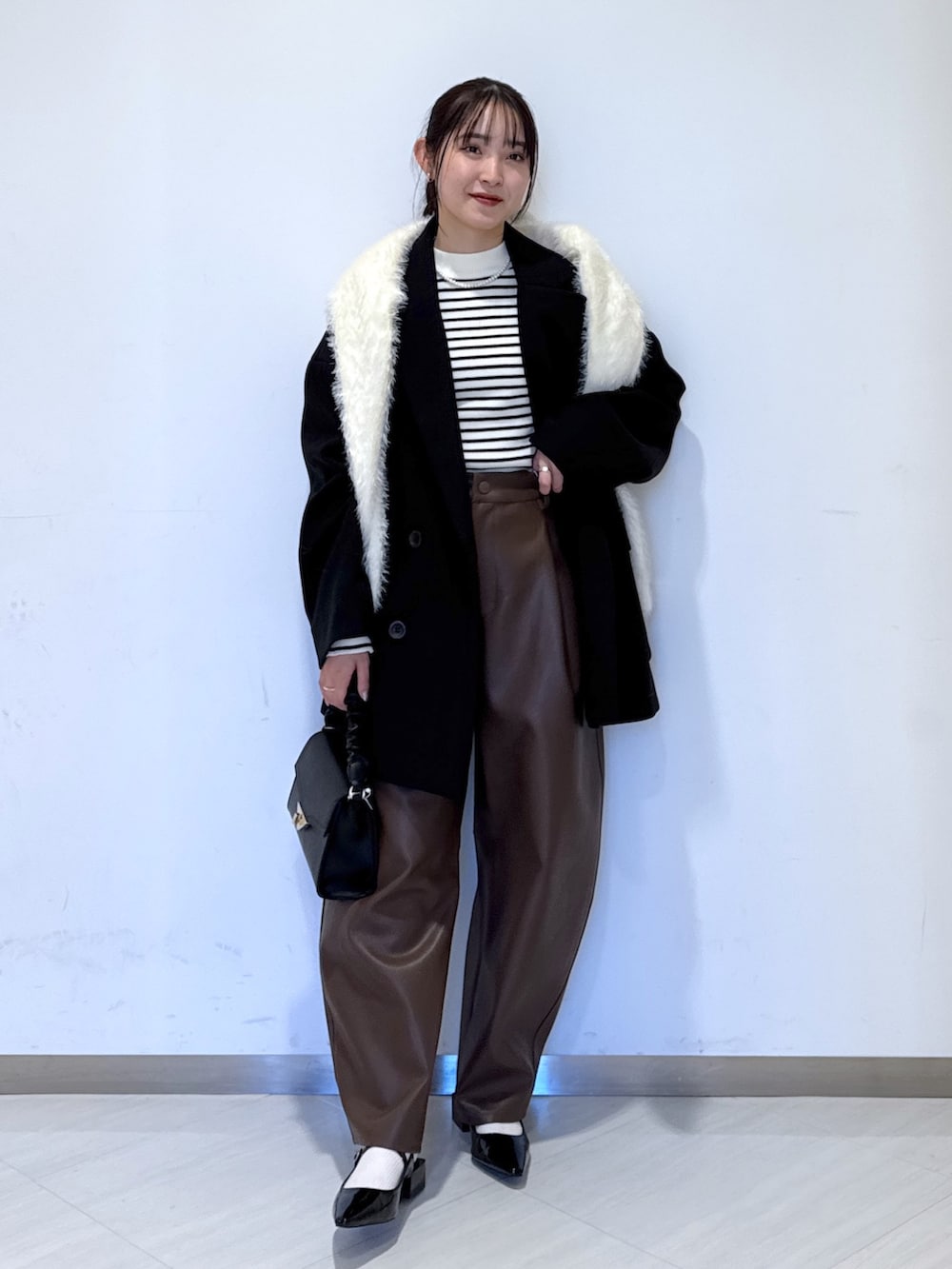 ホワイト系のニット/セーター、ホワイト系のカーディガン/ボレロ、ブラウン系のその他パンツを着用したレディースの秋コーディネートの5枚目の写真