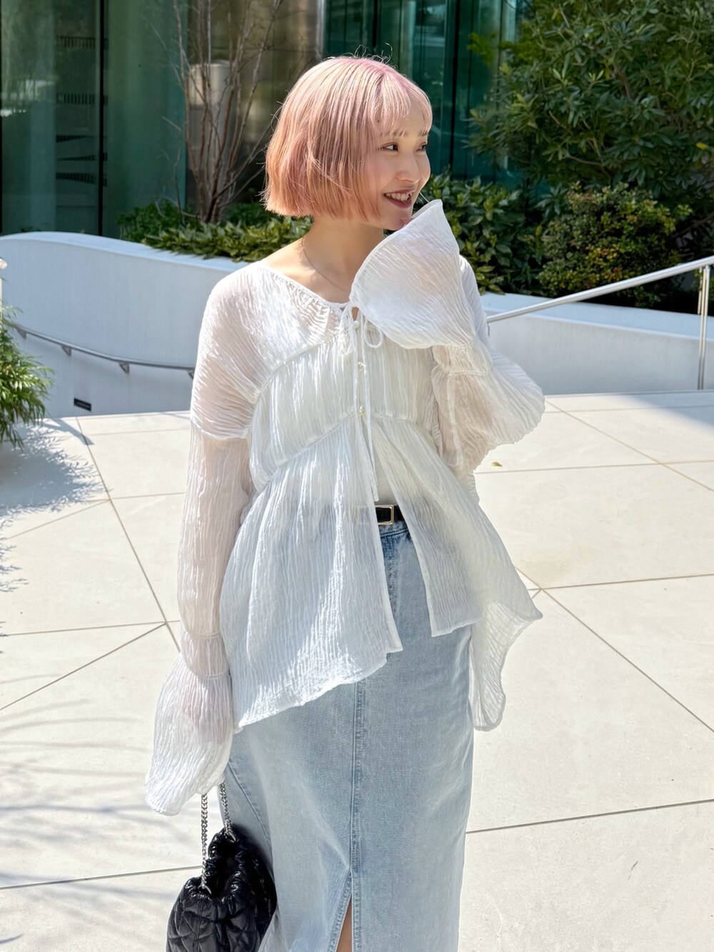 ブラック系のパンプス、ホワイト系のシャツ/ブラウス、ホワイト系のタンクトップを着用したレディースの春コーディネートの2枚目の写真