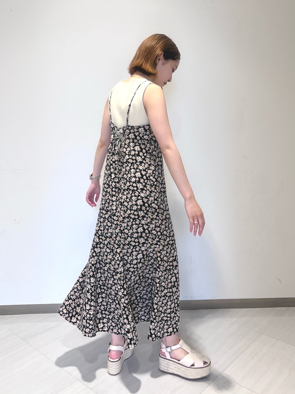 ブラック系のワンピース、ホワイト系のニット/セーター、ホワイト系のサンダルを着用したレディースの夏コーディネートの3枚目の写真