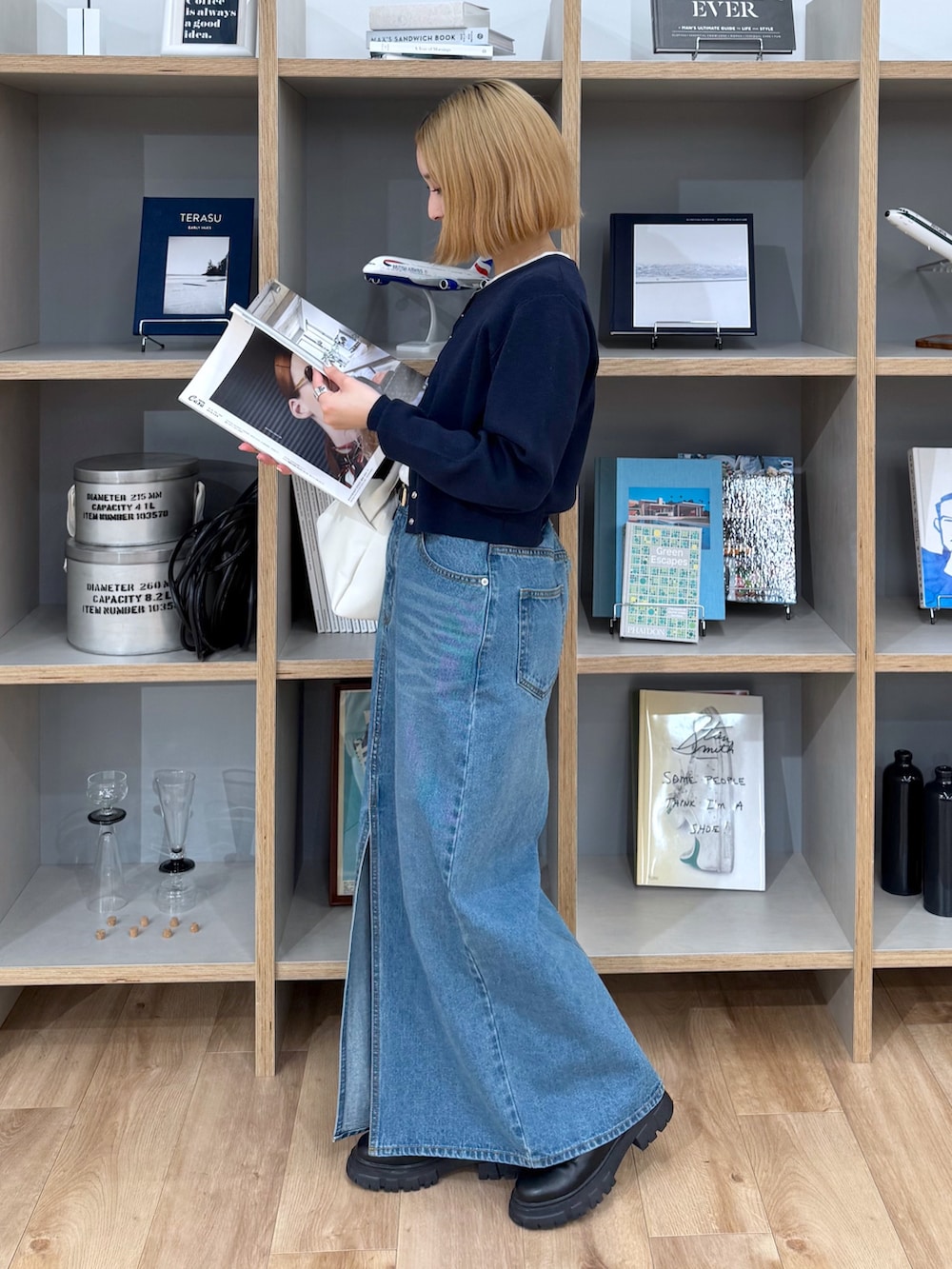 ブルー系のカーディガン/ボレロ、ホワイト系のTシャツ/カットソー、ブルー系のデニムスカートを着用したレディースの春コーディネートの4枚目の写真