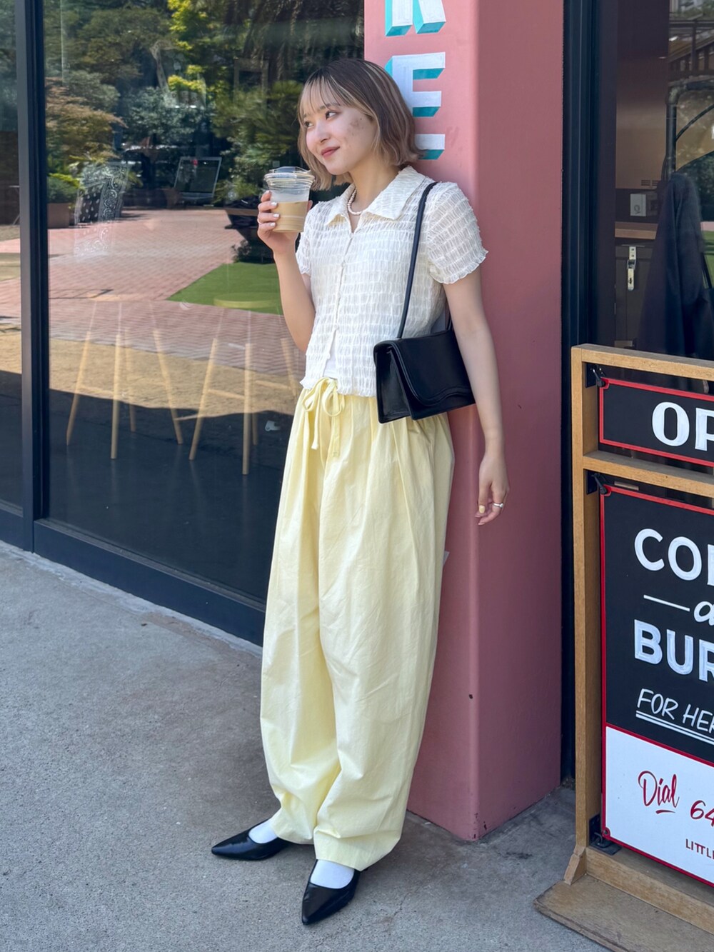 ホワイト系のシャツ/ブラウス、ホワイト系のキャミソール、ブラック系のパンプスを着用したレディースの夏コーディネートの5枚目の写真