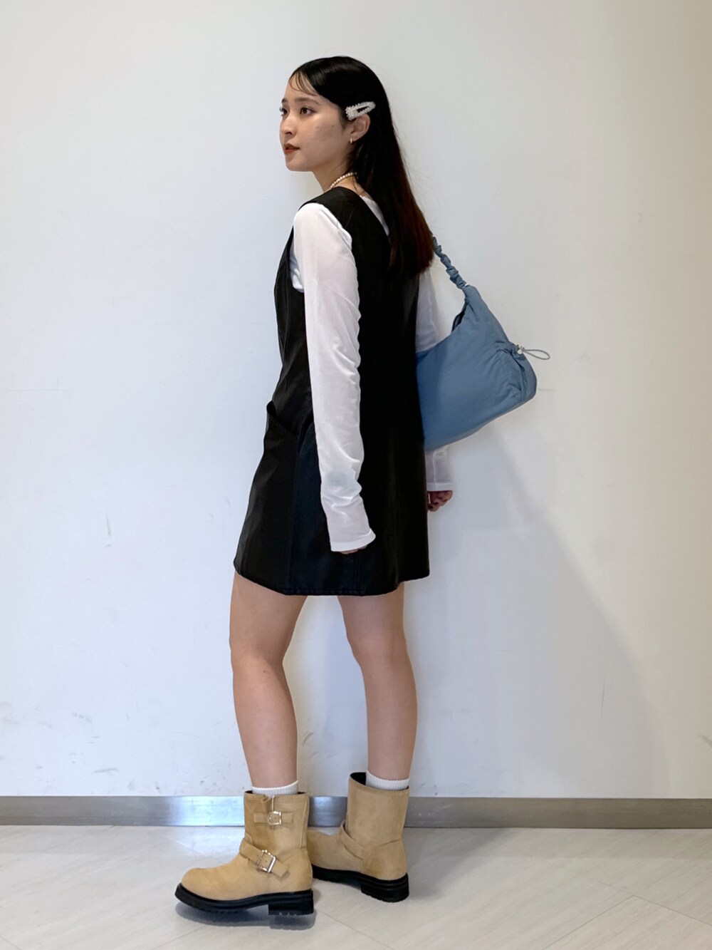 ホワイト系のTシャツ/カットソー、ブラック系のワンピース、ブルー系のハンドバッグを着用したレディースの秋コーディネートの3枚目の写真