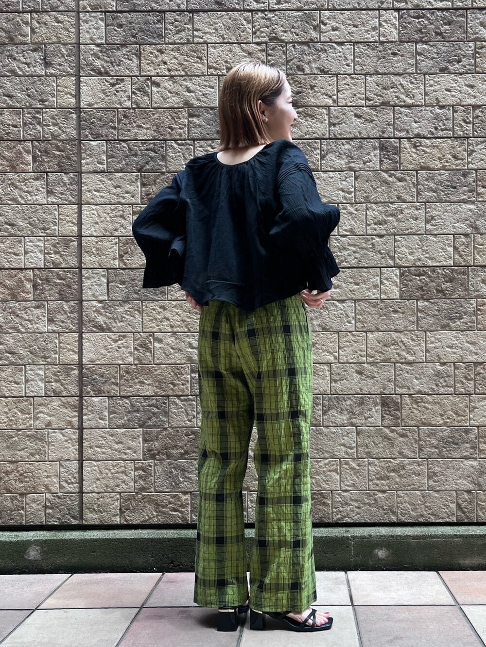 グリーン系のその他パンツ、ブラック系のシャツ/ブラウス、ブラック系のTシャツ/カットソーを着用したレディースの春コーディネートの5枚目の写真