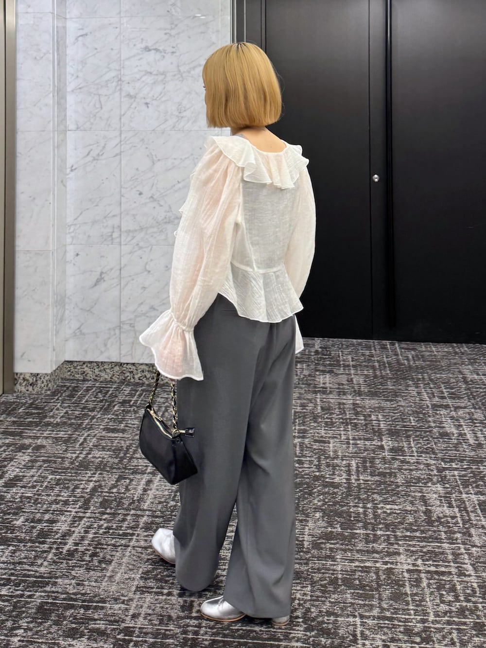 グレー系のタンクトップ、ホワイト系のシャツ/ブラウス、グレー系のその他パンツを着用したレディースの春コーディネートの4枚目の写真