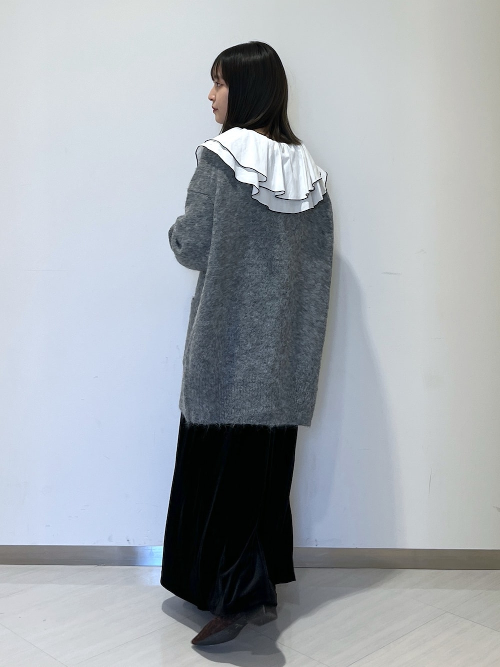 ホワイト系のシャツ/ブラウス、グレー系のカーディガン/ボレロ、ブラック系のワンピースを着用したレディースの秋コーディネートの2枚目の写真