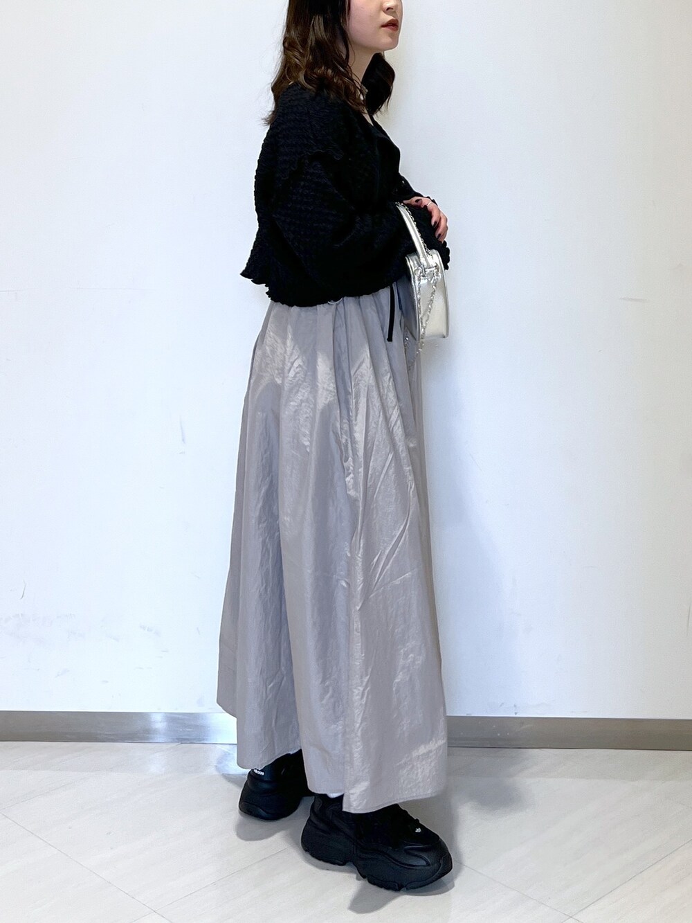 ブラック系のカーディガン/ボレロ、グレー系のワンピース、シルバー系のショルダーバッグを着用したレディースの春コーディネートの4枚目の写真