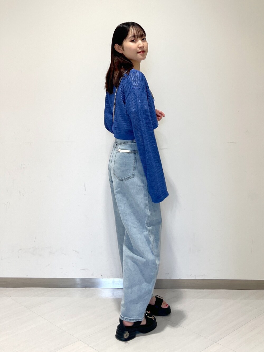 ホワイト系のTシャツ/カットソー、ブルー系のカーディガン/ボレロ、ブラック系のショルダーバッグを着用したレディースの夏コーディネートの3枚目の写真