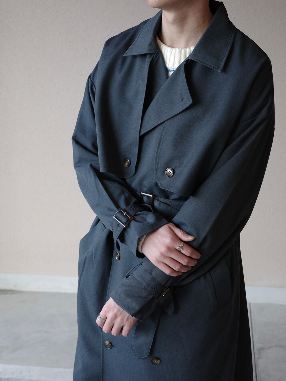 「トレンチコート、スラックス、ネイビー×ホワイト、ホワイトパンツ、PR、emmaclothes、エマクローズ」｜「EMMA CLOTHESのTRストレッチ オーバーサイズ ヨークトレンチコート/オーバーコート 2022early spring(EMMA CLOTHES)（トレンチコート、ブルー系）」を使った、Kyoheiさん（メンズ・174cm）の春コーディネートの4枚目の写真