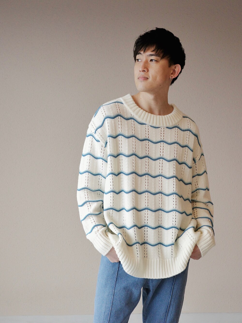 「カラーニット、レースアップシューズ、シンプルコーデ、コンバース、デニム」｜「EMMA CLOTHESのマルチファブリックピンタック ブーツカットフレアパンツ/デニム/カツラギ/TRストレッチスーツ地 2022 SPRING EMMA CLOTHES（スラックス、ブルー系）」を使った、Kyoheiさん（メンズ・174cm）の冬コーディネートの2枚目の写真