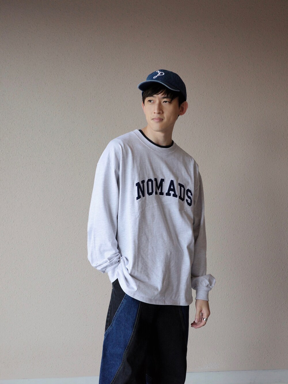 「デニム、春服、PR、monomart、モノマート」｜「MONO-MARTのビッグシルエット ナイロン/サテン刺繍カレッジロゴ 長袖Tシャツ/オーバーサイズカットソー（Tシャツ/カットソー、ベージュ系）」を使った、Kyoheiさん（メンズ・174cm）の春コーディネートの2枚目の写真