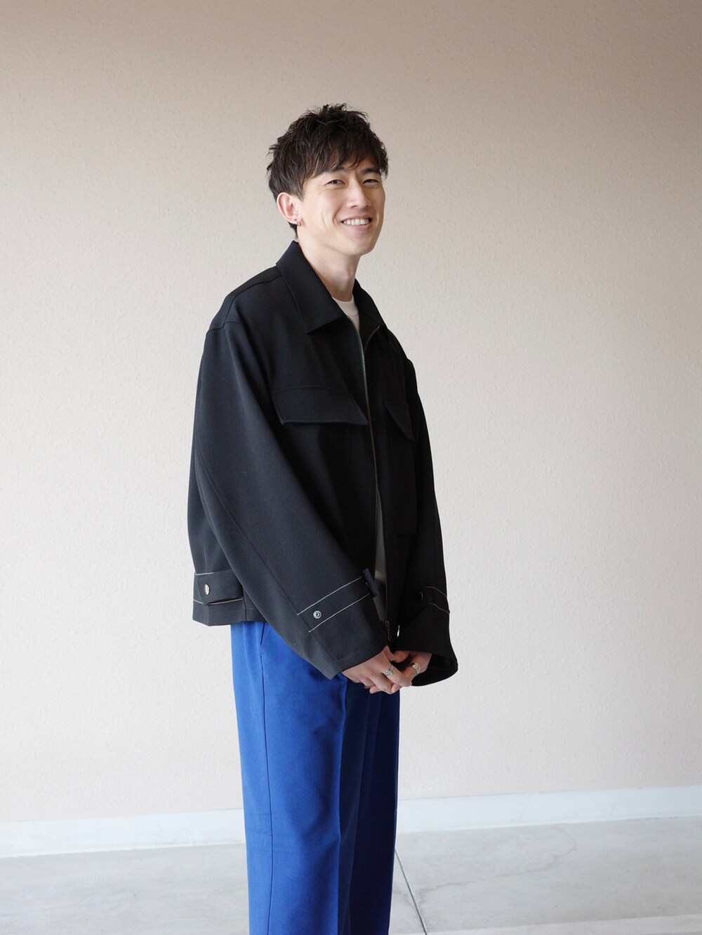 「emmaclothes、エマクローズ、PR、ブルー、白スニーカー」｜「EMMA CLOTHESのTRストレッチスーツ地 ストレート 1タック センタープレスイージーカラーワイドパンツ EMMA CLOTHES 2022 SPRING（スラックス、ブルー系）」を使った、Kyoheiさん（メンズ・174cm）の冬コーディネートの3枚目の写真