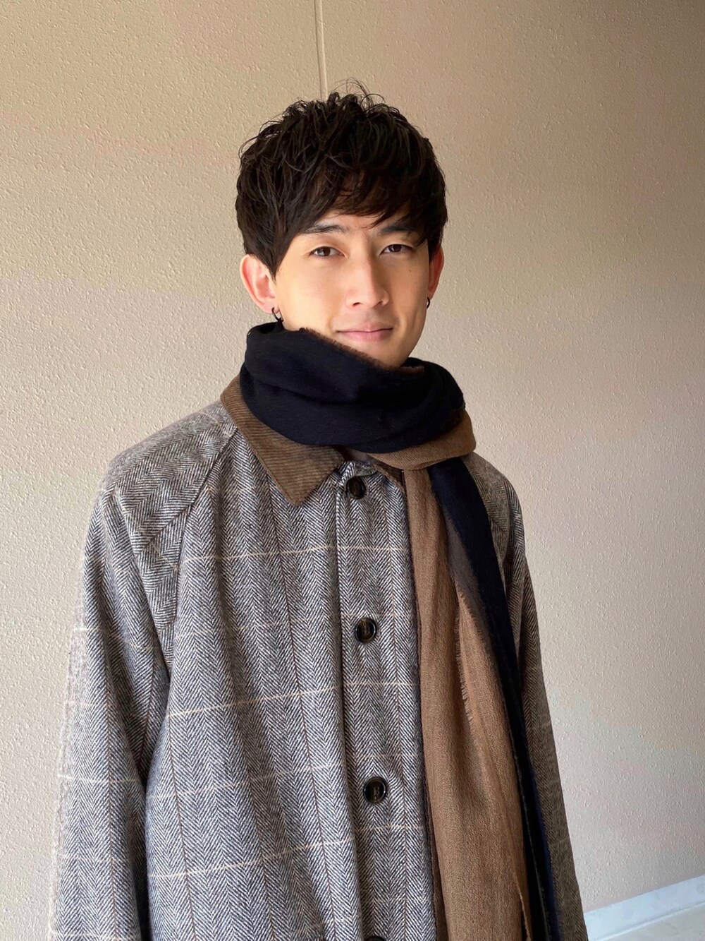 「コーデュロイパンツ、マフラーぐるぐる、チェック柄に恋してる、ロングコート」｜「LUCYのLUCY/OVERCOAT（チェスターコート、その他）」を使った、Kyoheiさん（メンズ・174cm）の秋コーディネートの2枚目の写真
