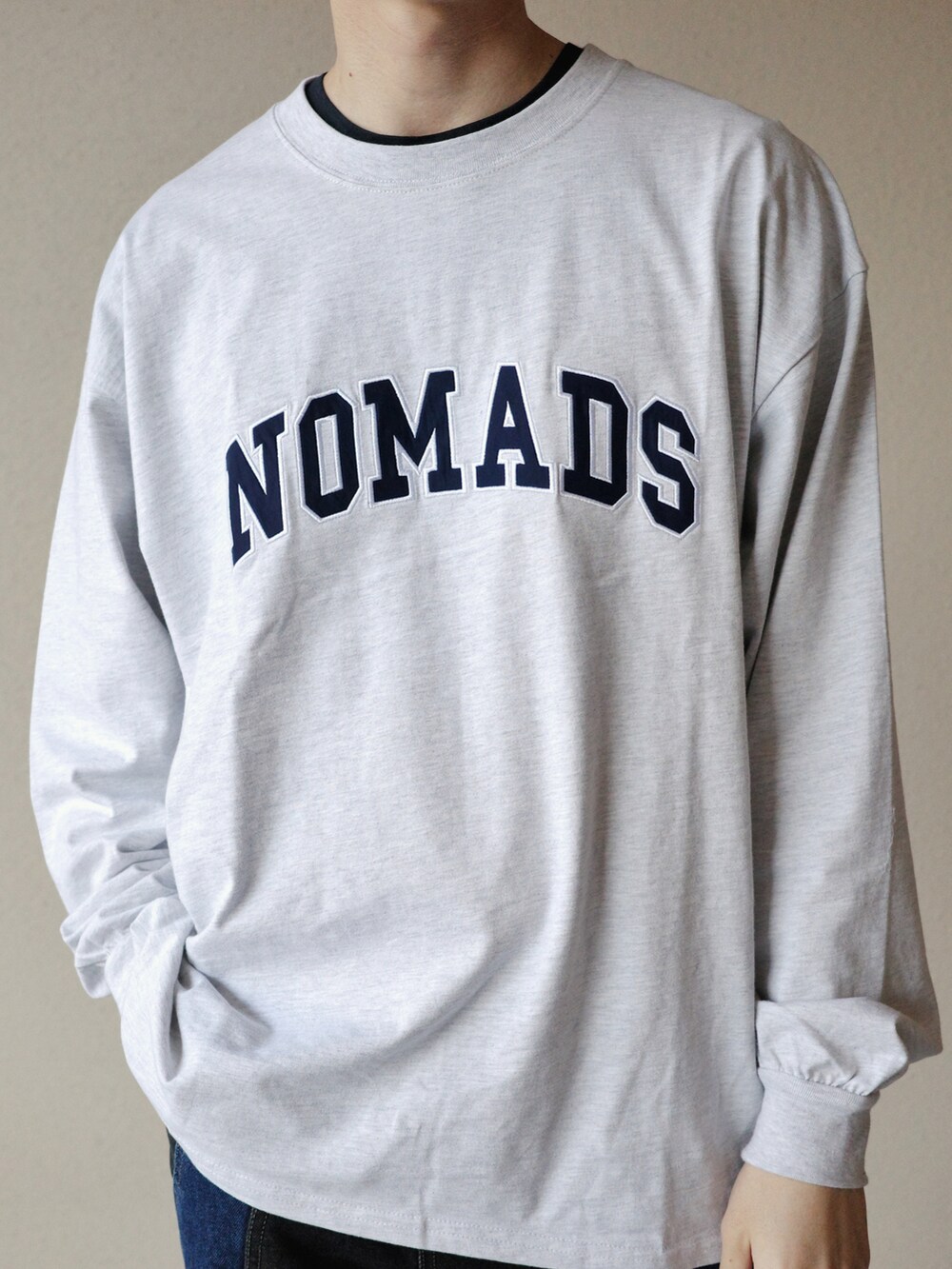 「デニム、春服、PR、monomart、モノマート」｜「MONO-MARTのビッグシルエット ナイロン/サテン刺繍カレッジロゴ 長袖Tシャツ/オーバーサイズカットソー（Tシャツ/カットソー、ベージュ系）」を使った、Kyoheiさん（メンズ・174cm）の春コーディネートの3枚目の写真