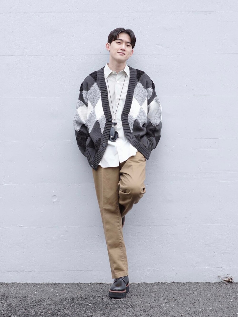 「メンズコーデ、秋のコーデ、sponsored、WONDER WONDER、ワンダーワンダー、アーガイル柄、大人カジュアル、休日スタイル、カーディガン、UNIQLO」｜「WONDER WONDERのアーガイル柄ボリュームカーディガン（カーディガン/ボレロ、ブラック系）」を使った、Kyoheiさん（メンズ・174cm）の秋コーディネートの3枚目の写真