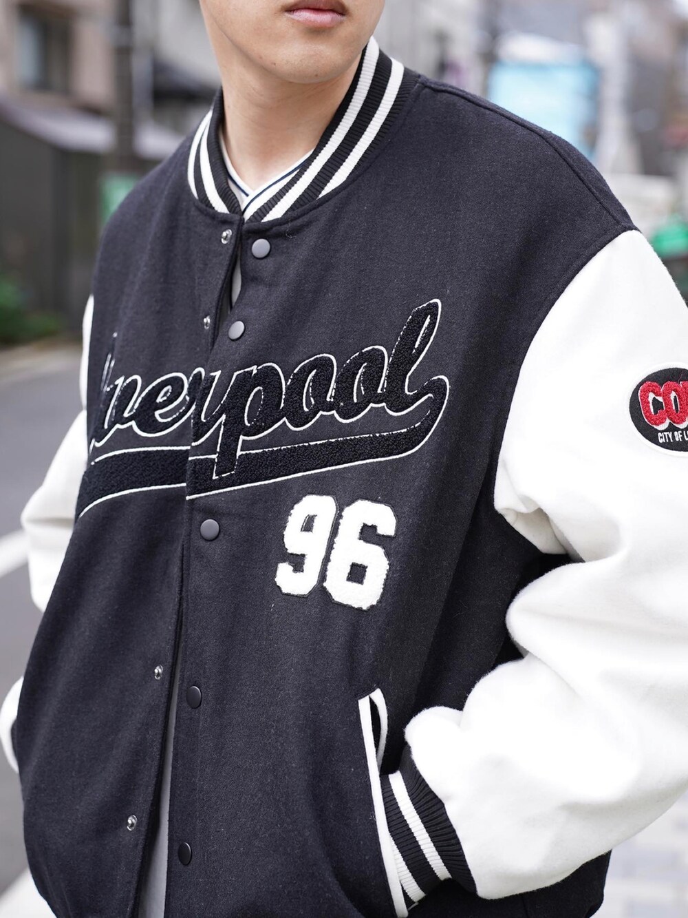 「WEGO、ウィゴー、スタジャン、ストリートコーデ、秋のコーデ、秋服、streetstyle、白スニーカー、ワイドデニム、レイヤードスタイル、休日スタイル、ゆるコーデ、黒、AVIREX」｜「WEGOのWEGO/メルトンワッペンスタジャン（スタジャン、ブラック系）」を使った、Kyoheiさん（メンズ・174cm）の秋コーディネートの2枚目の写真