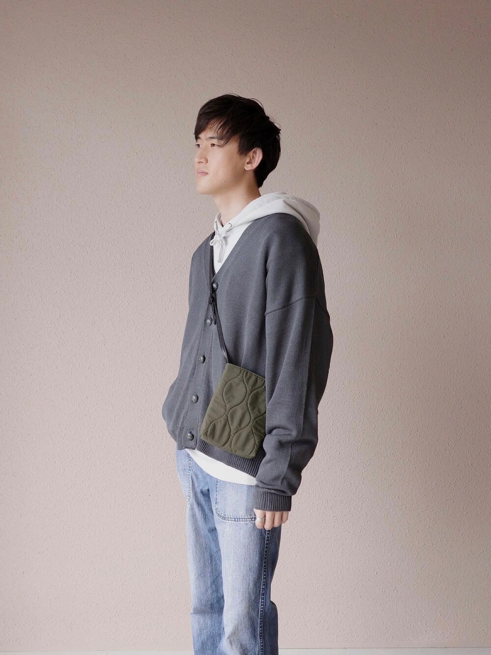 「休日コーデ、スニーカーコーデ、春服みてみて、プチプラコーデ、デニムパンツ、カーディガン、PR、monomart、モノマート」｜「MONO-MARTのリネンタッチボリュームニットルーズサマーカーディガン 2022 Spring Summer（カーディガン/ボレロ、グレー系）」を使った、Kyoheiさん（メンズ・174cm）の春コーディネートの2枚目の写真