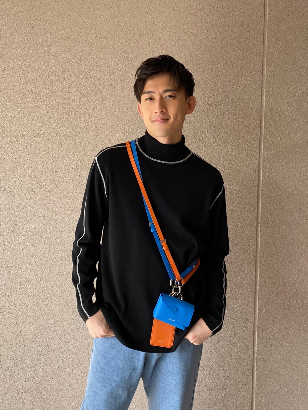 「シンプル、オトナカジュアル、ニット、デニムコーデ、ワイドパンツ、モックネック、ミニバッグ、カラーパレット、プチプラ」|「MONO-MARTのルーズストレートデニムパンツ/セミワイドデニムパンツ(デニムパンツ、ブルー系)」を使った、Kyoheiさん(メンズ・174cm)の冬コーディネートの3枚目の写真