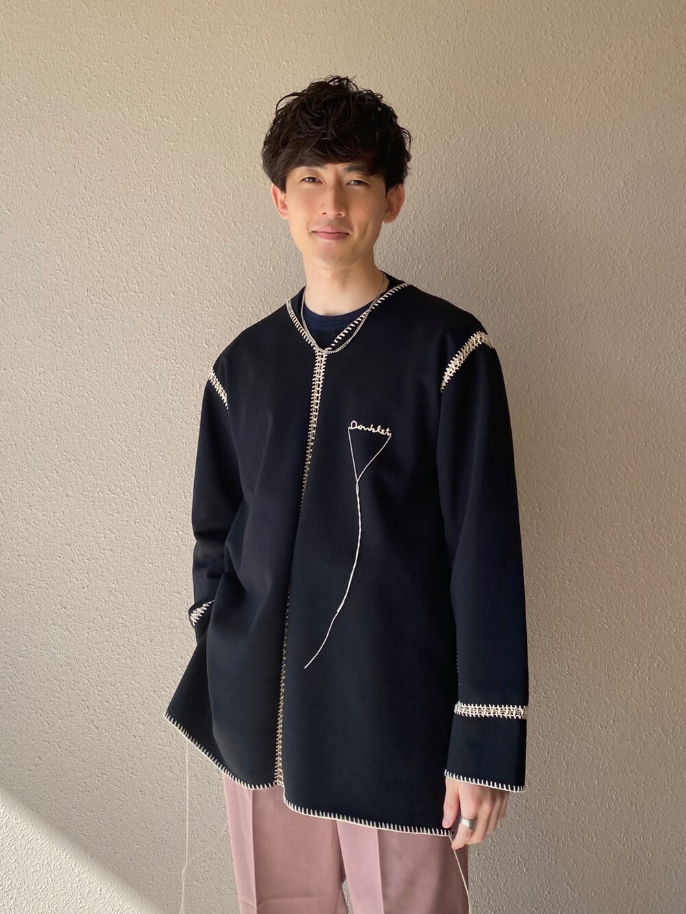 「カラーパンツ、doublet、EMMA  CLOTHES、エマクローズ、ダブレット、ゆるコーデ、おしゃれさんと繋がりたい、スラックス、ビッグシルエット、革靴、ブラック、モード」｜「EMMA CLOTHESのTRストレッチスーツ地 ストレート 1タック センタープレスイージーカラーワイドパンツ EMMA CLOTHES 2022 SPRING（スラックス、ピンク系）」を使った、Kyoheiさん（メンズ・174cm）の冬コーディネートの2枚目の写真