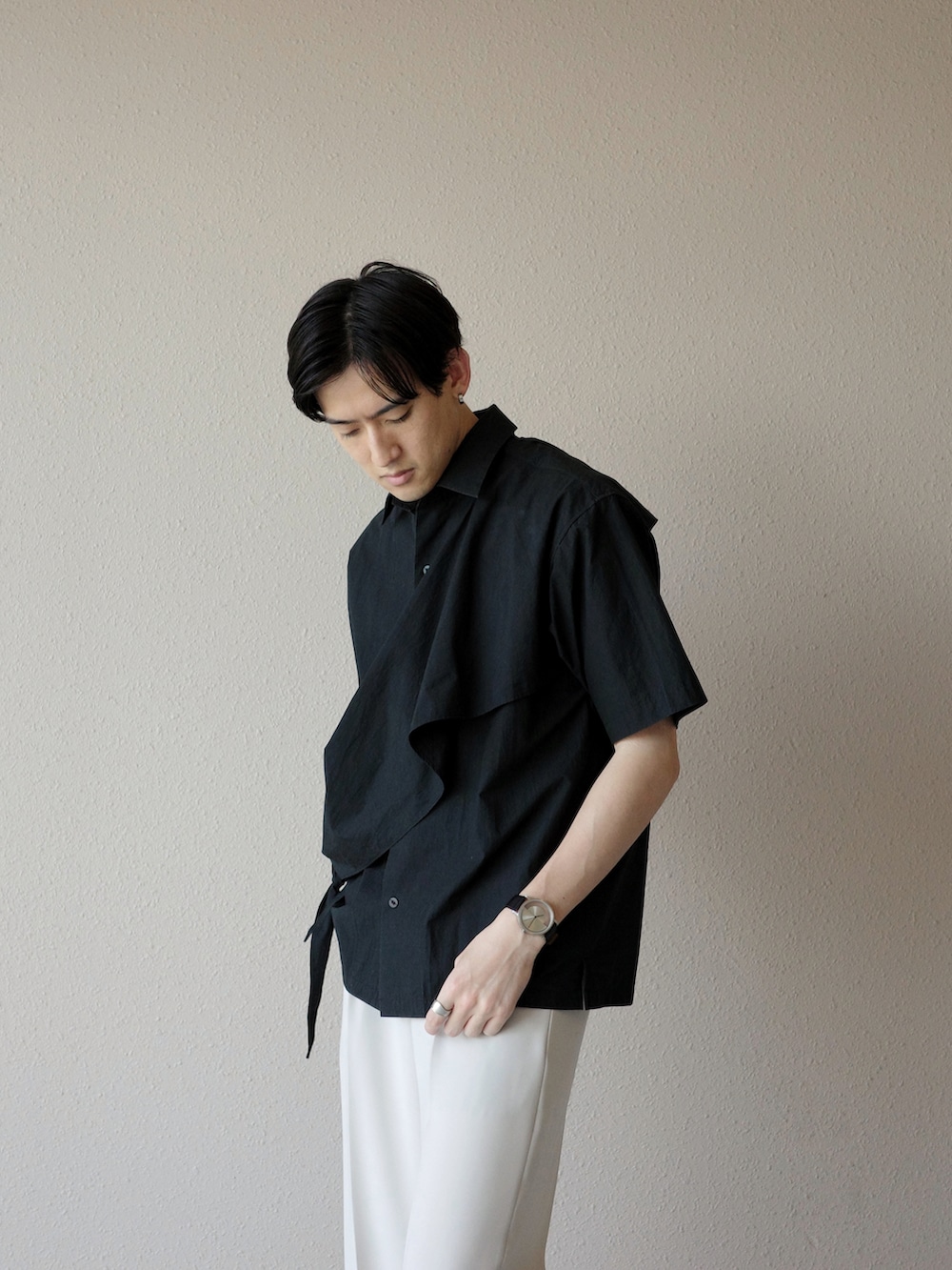 「休日スタイル、シンプル、大人コーデ、夏コーデ、モノトーン、スラックス、白スラックス、yoshio kubo、UNITED TOKYO、Klasse14、tk.TAKEO KIKUCHI」|「yoshiokuboの【yoshiokubo GROUNDFLOOR】MEN RIPPLE SAILOR SHIRTS YKS20208(シャツ/ブラウス、ブラック系)」を使った、Kyoheiさん(メンズ・174cm)の夏コーディネートの3枚目の写真