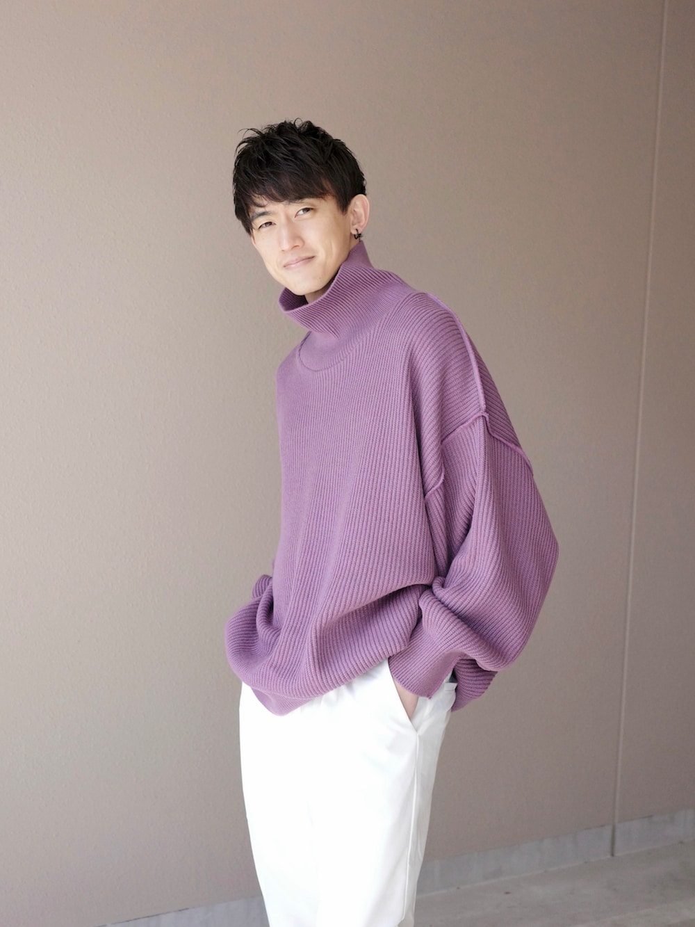 「PR、emmaclothes、エマクローズ、大人カジュアル、休日スタイル、大人コーデ、お洒落さんとつながりたい、白パンツ、紫ニット、ローファー」｜「EMMA CLOTHESのTRストレッチスーツ地 ワンタック テーパードセミワイドパンツ EMMA CLOTHES 2022 Spring（スラックス、ホワイト系）」を使った、Kyoheiさん（メンズ・174cm）の春コーディネートの2枚目の写真