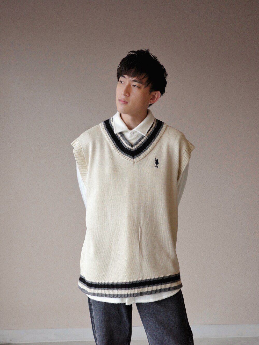 「ニットベスト、古着MIX、PR、monomart、モノマート、ローファー」｜「U.S. POLO ASSN.のU.S. POLO ASSN. /ユーエスポロアッスン 別注 ワンポイント刺繍ロゴ ルーズチルデンニットベスト（ベスト、ホワイト系）」を使った、Kyoheiさん（メンズ・174cm）の冬コーディネートの3枚目の写真