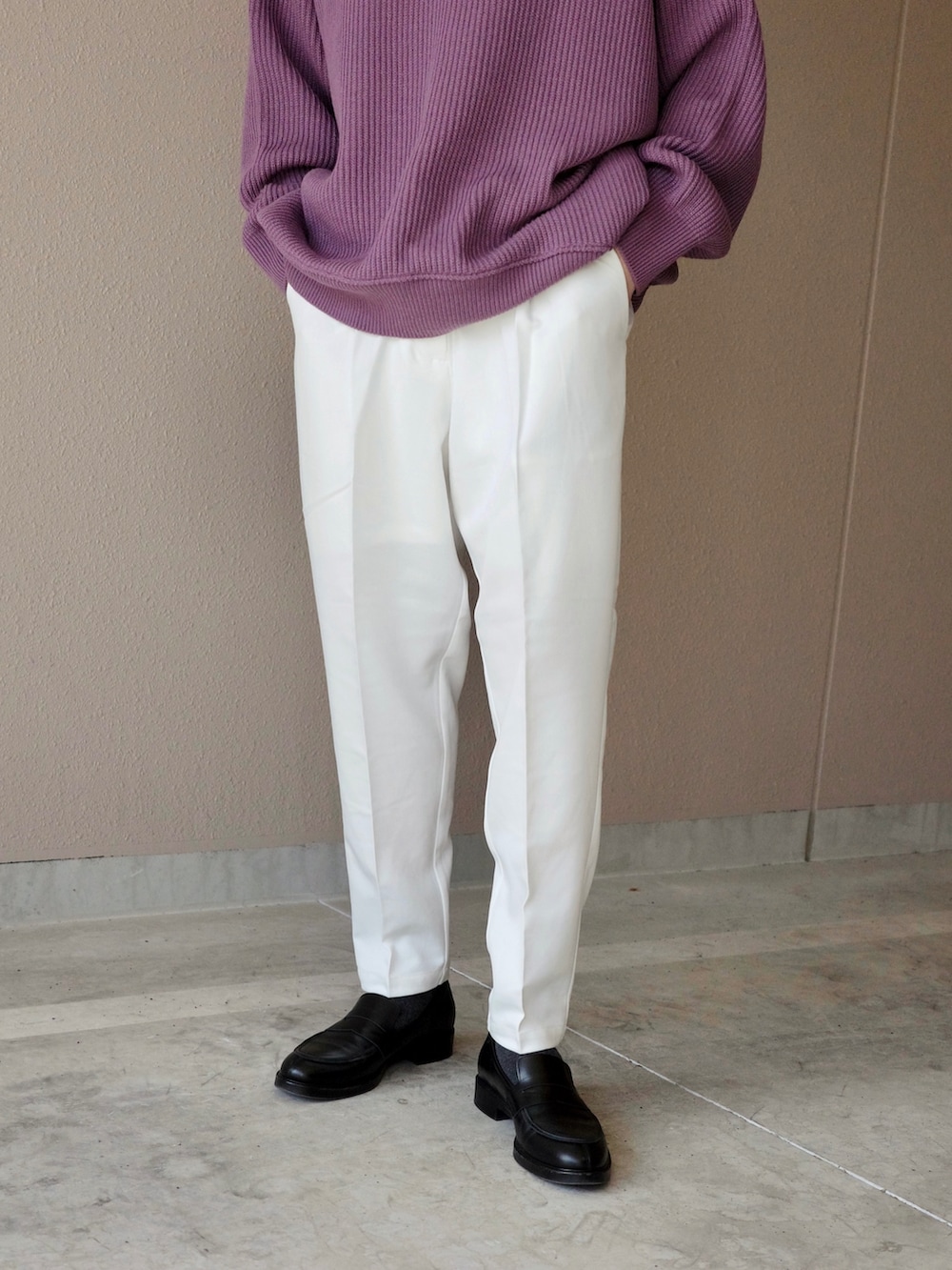 「PR、emmaclothes、エマクローズ、大人カジュアル、休日スタイル、大人コーデ、お洒落さんとつながりたい、白パンツ、紫ニット、ローファー」｜「EMMA CLOTHESのTRストレッチスーツ地 ワンタック テーパードセミワイドパンツ EMMA CLOTHES 2022 Spring（スラックス、ホワイト系）」を使った、Kyoheiさん（メンズ・174cm）の春コーディネートの3枚目の写真