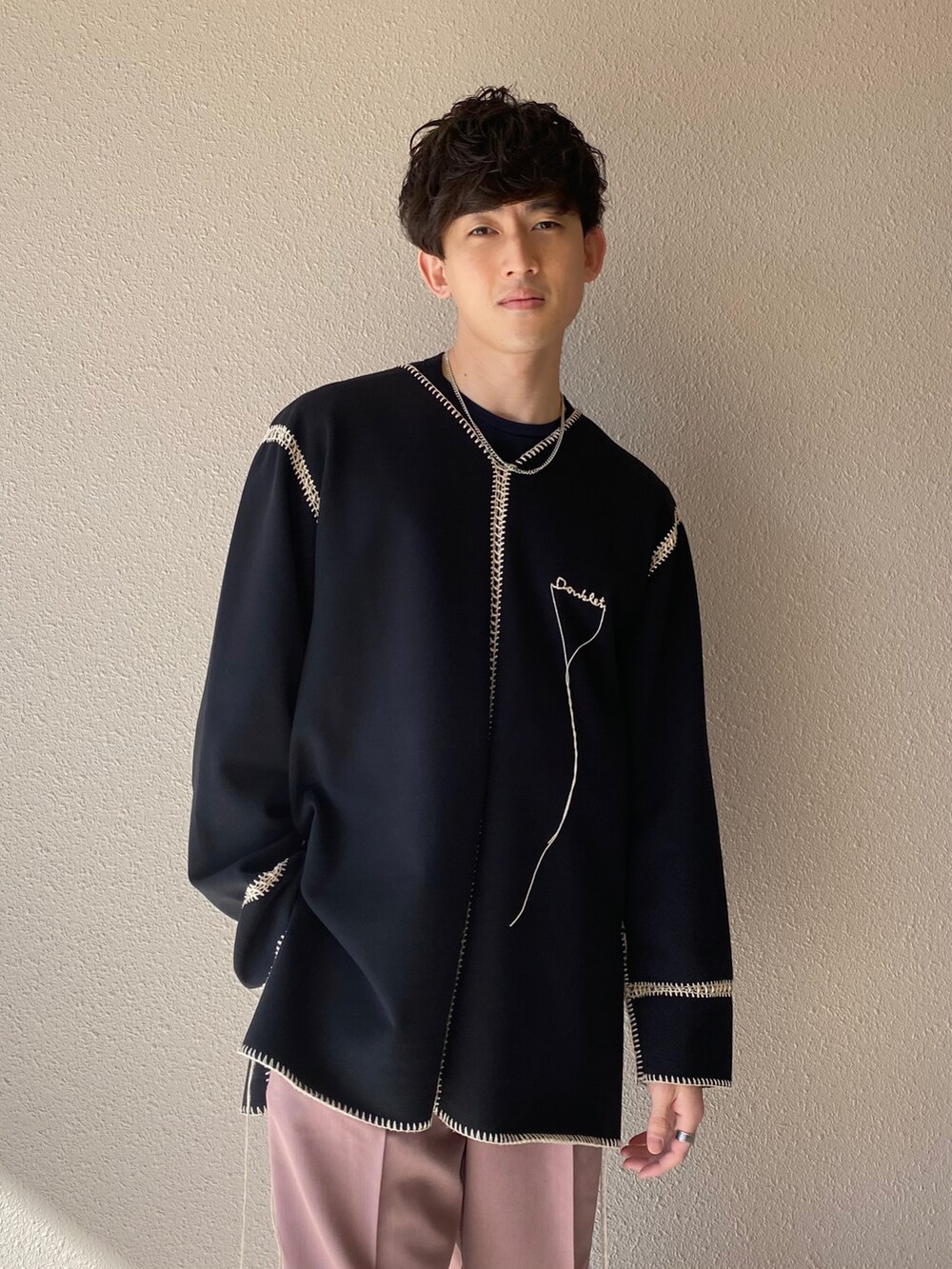 「カラーパンツ、doublet、EMMA  CLOTHES、エマクローズ、ダブレット、ゆるコーデ、おしゃれさんと繋がりたい、スラックス、ビッグシルエット、革靴、ブラック、モード」｜「EMMA CLOTHESのTRストレッチスーツ地 ストレート 1タック センタープレスイージーカラーワイドパンツ EMMA CLOTHES 2022 SPRING（スラックス、ピンク系）」を使った、Kyoheiさん（メンズ・174cm）の冬コーディネートの3枚目の写真