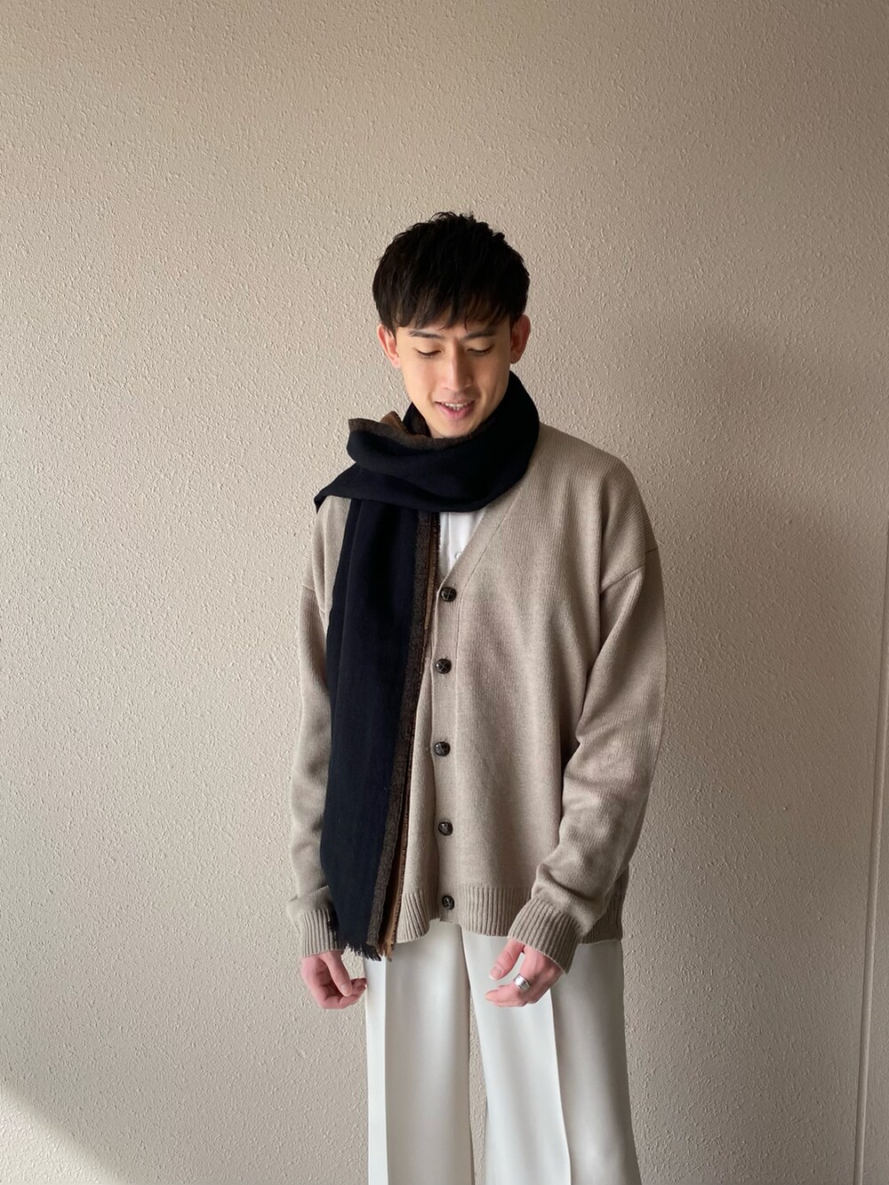 「休日スタイル、おしゃれさんと繋がりたい、シンプルコーデ、カジュアルコーデ、ファッションの力を信じよう、白パンツ、プチプラコーデ、UNIQLO、スラックス、淡色コーデ、プチプラ」｜「MONO-MARTのボリュームニットルーズカーディガン オーバーサイズ 2022 Spring（カーディガン/ボレロ、ベージュ系）」を使った、Kyoheiさん（メンズ・174cm）の冬コーディネートの3枚目の写真