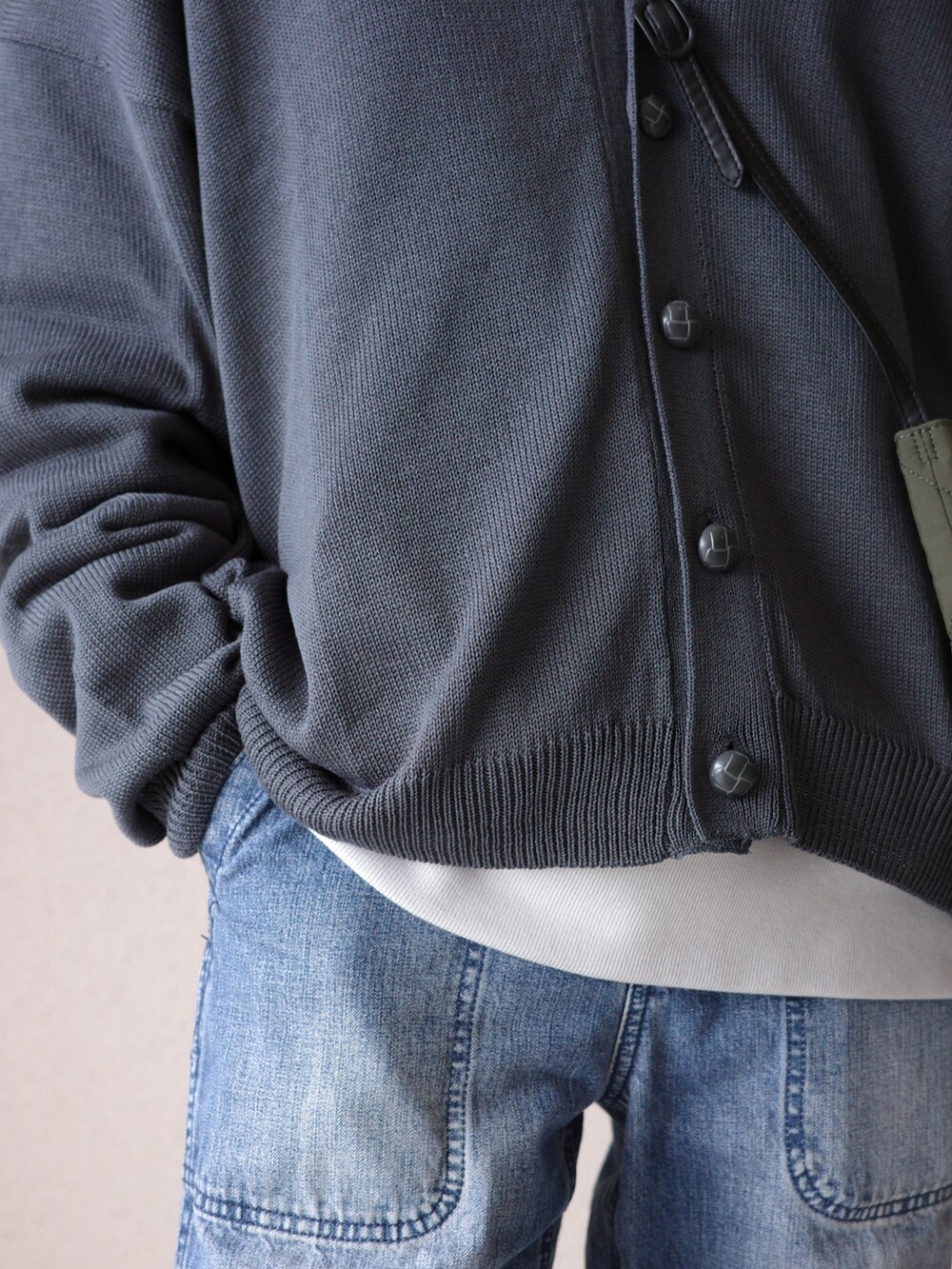 「休日コーデ、スニーカーコーデ、春服みてみて、プチプラコーデ、デニムパンツ、カーディガン、PR、monomart、モノマート」｜「MONO-MARTのリネンタッチボリュームニットルーズサマーカーディガン 2022 Spring Summer（カーディガン/ボレロ、グレー系）」を使った、Kyoheiさん（メンズ・174cm）の春コーディネートの4枚目の写真