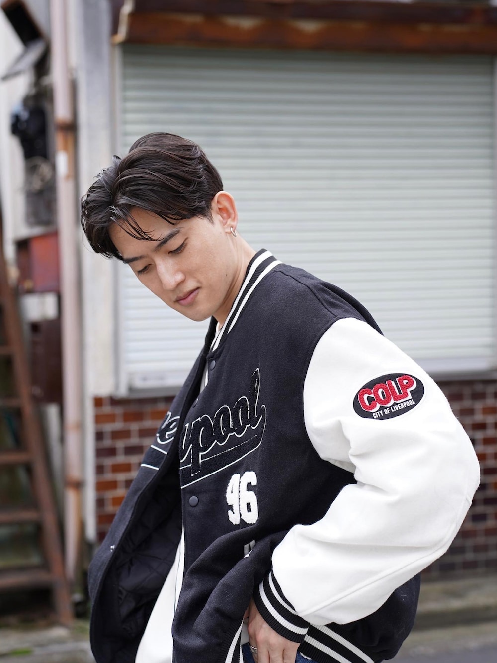 「WEGO、ウィゴー、スタジャン、ストリートコーデ、秋のコーデ、秋服、streetstyle、白スニーカー、ワイドデニム、レイヤードスタイル、休日スタイル、ゆるコーデ、黒、AVIREX」｜「WEGOのWEGO/メルトンワッペンスタジャン（スタジャン、ブラック系）」を使った、Kyoheiさん（メンズ・174cm）の秋コーディネートの3枚目の写真