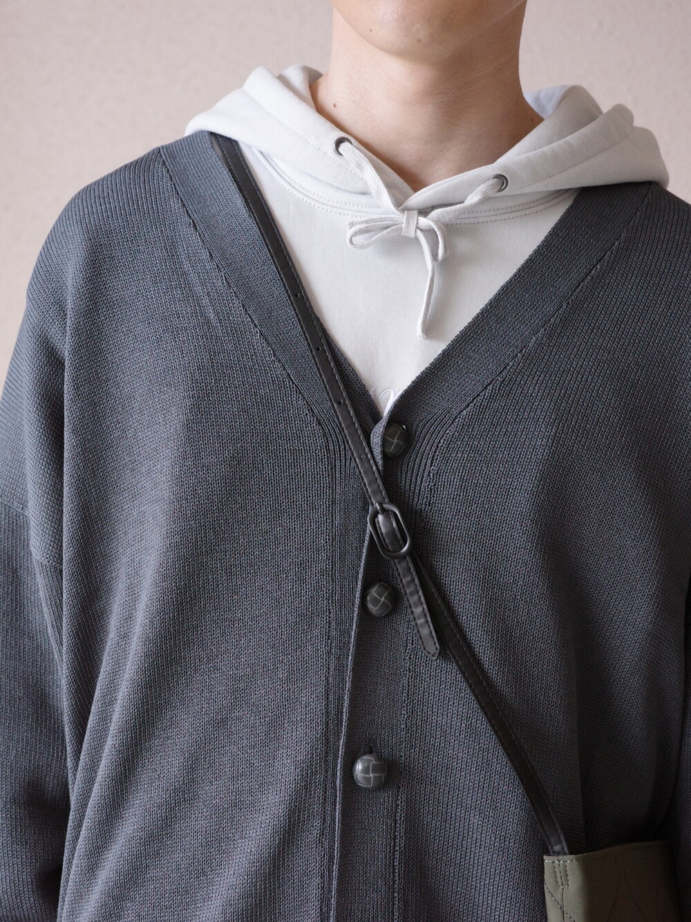 「休日コーデ、スニーカーコーデ、春服みてみて、プチプラコーデ、デニムパンツ、カーディガン、PR、monomart、モノマート」｜「MONO-MARTのリネンタッチボリュームニットルーズサマーカーディガン 2022 Spring Summer（カーディガン/ボレロ、グレー系）」を使った、Kyoheiさん（メンズ・174cm）の春コーディネートの3枚目の写真