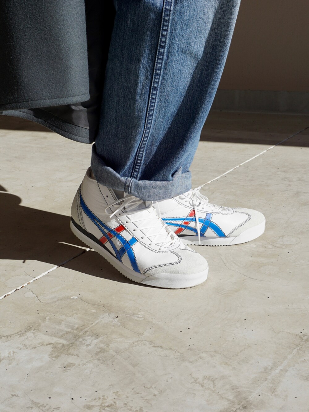 「オトナカジュアル、秋冬コーデ、デニムパンツ、スニーカー、冬のコーデ、休日スタイル、ロングコート」｜「Onitsuka TigerのMEXICO 66 SD M PF（スニーカー、ホワイト系）」を使った、Kyoheiさん（メンズ・174cm）の冬コーディネートの3枚目の写真