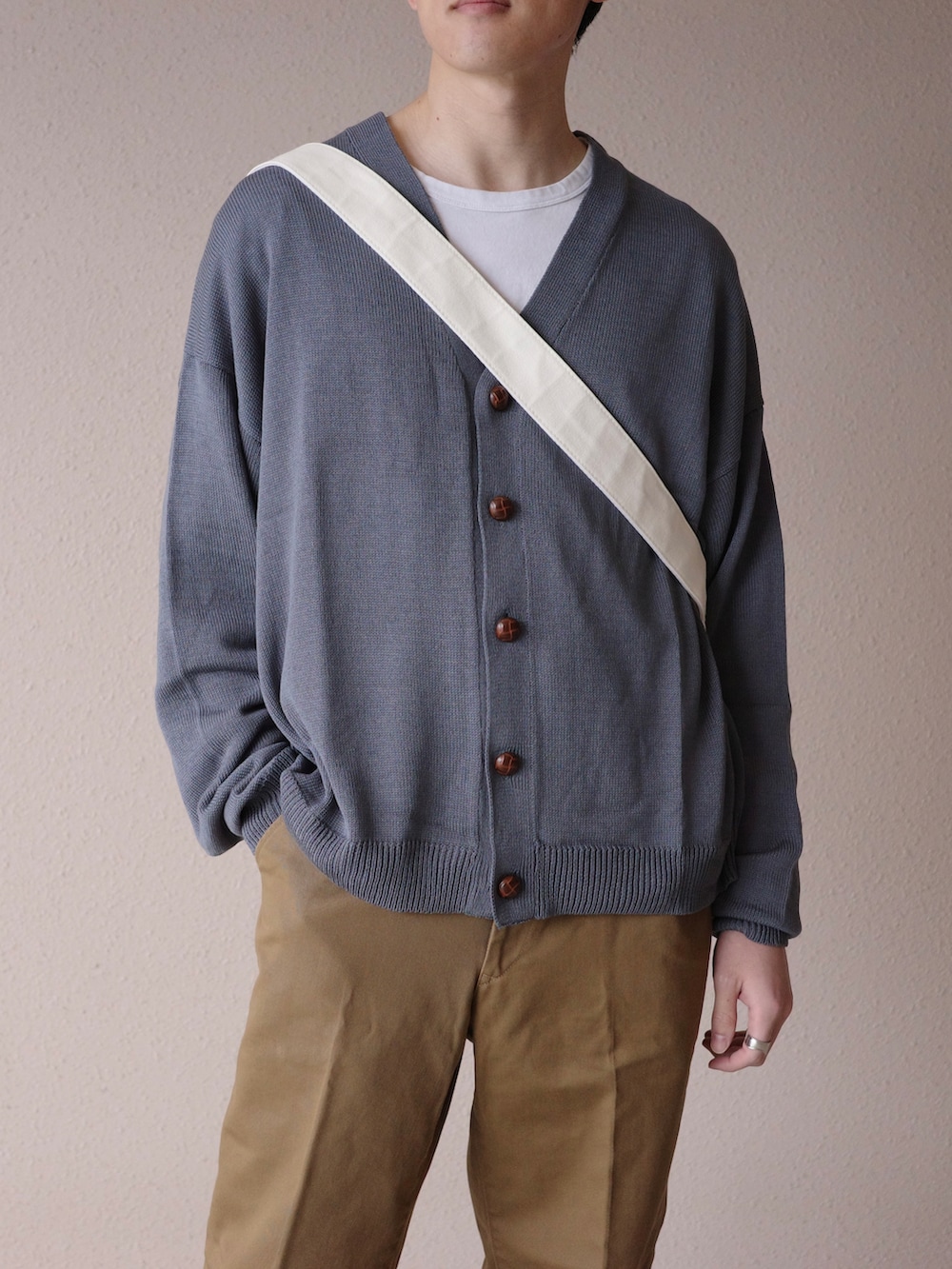 「コンバース、PR、monomart、モノマート、MHL.、UNIQLO、UNIQLO U、GU、GUコーデ、プチプラ、きれいめカジュアル、ビッグシルエット」｜「MONO-MARTのリネンタッチボリュームニットルーズサマーカーディガン 2022 Spring Summer（カーディガン/ボレロ、ブルー系）」を使った、Kyoheiさん（メンズ・174cm）の春コーディネートの2枚目の写真