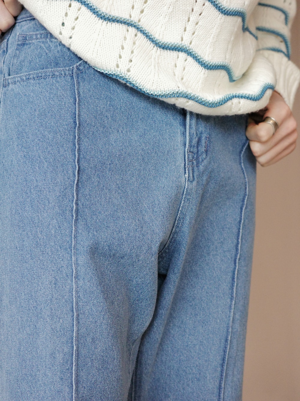 「カラーニット、レースアップシューズ、シンプルコーデ、コンバース、デニム」｜「EMMA CLOTHESのマルチファブリックピンタック ブーツカットフレアパンツ/デニム/カツラギ/TRストレッチスーツ地 2022 SPRING EMMA CLOTHES（スラックス、ブルー系）」を使った、Kyoheiさん（メンズ・174cm）の冬コーディネートの5枚目の写真