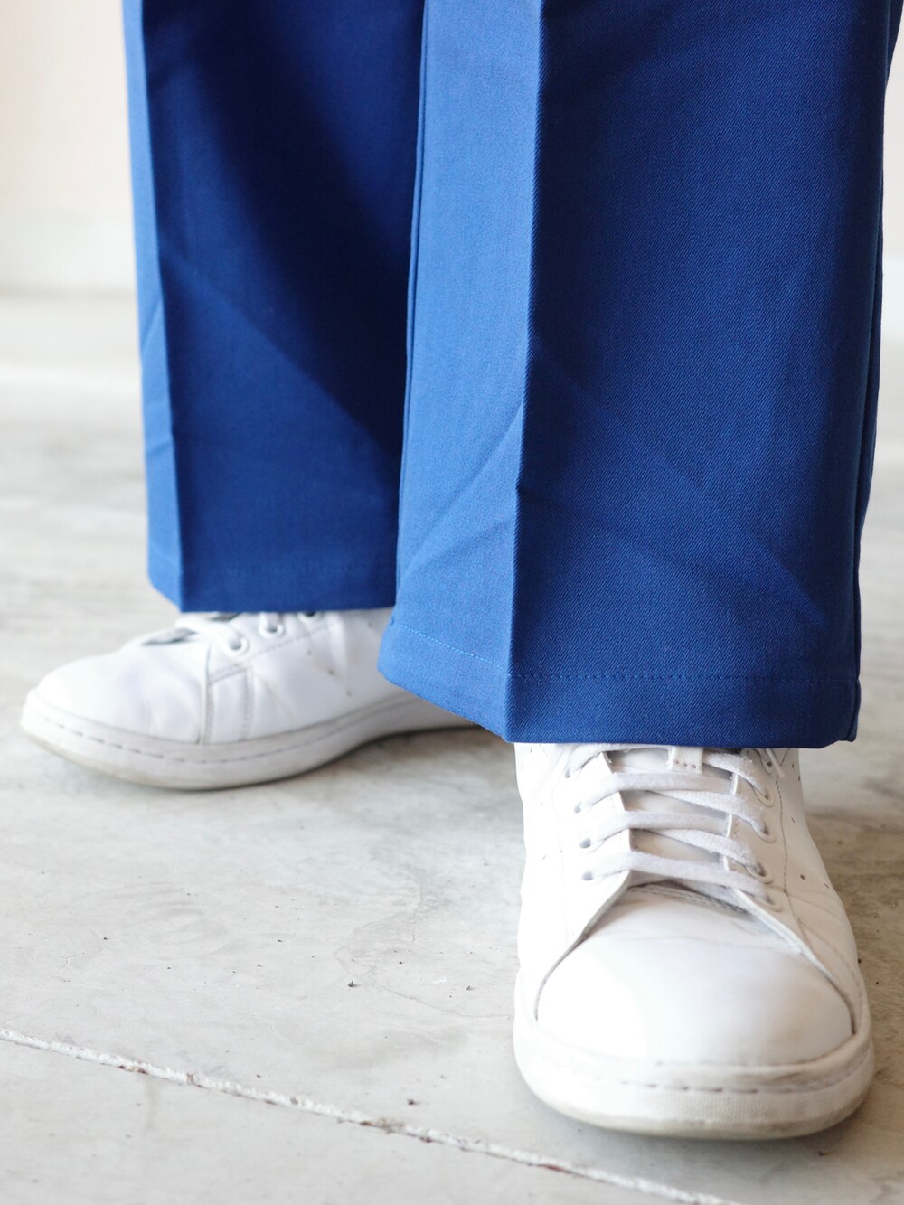 「emmaclothes、エマクローズ、PR、ブルー、白スニーカー」｜「EMMA CLOTHESのTRストレッチスーツ地 ストレート 1タック センタープレスイージーカラーワイドパンツ EMMA CLOTHES 2022 SPRING（スラックス、ブルー系）」を使った、Kyoheiさん（メンズ・174cm）の冬コーディネートの2枚目の写真