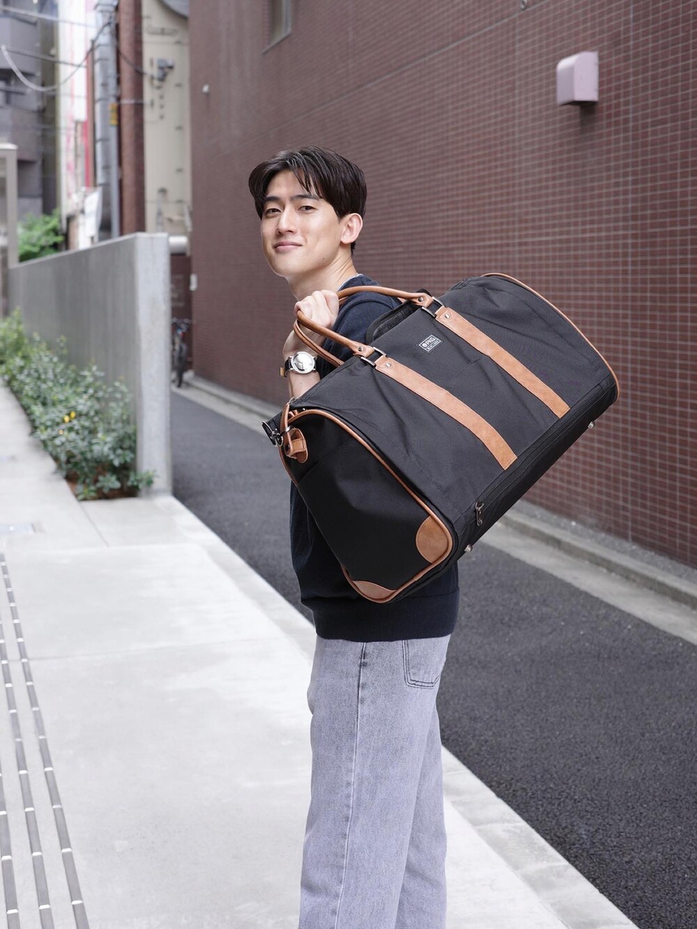 「シンプルコーデ、コンバース オールスター、秋コーデ、メンズコーデ、おしゃれさんと繋がりたい、カジュアル、スニーカー、オトナカジュアル、メンズファッション、カジュアルコーデ、デニムパンツ、デニム、ファッションの力を信じよう、プチプラコーデ、ユニクロコーデ」｜「CONVERSEのconverse コンバース ALL STAR 100 SOFTCORDUROY OX オールスター 100 ソフトコーデュロイ オックス 31302462 GRAY（スニーカー、グレー系）」を使った、Kyoheiさん（メンズ・174cm）の秋コーディネートの4枚目の写真