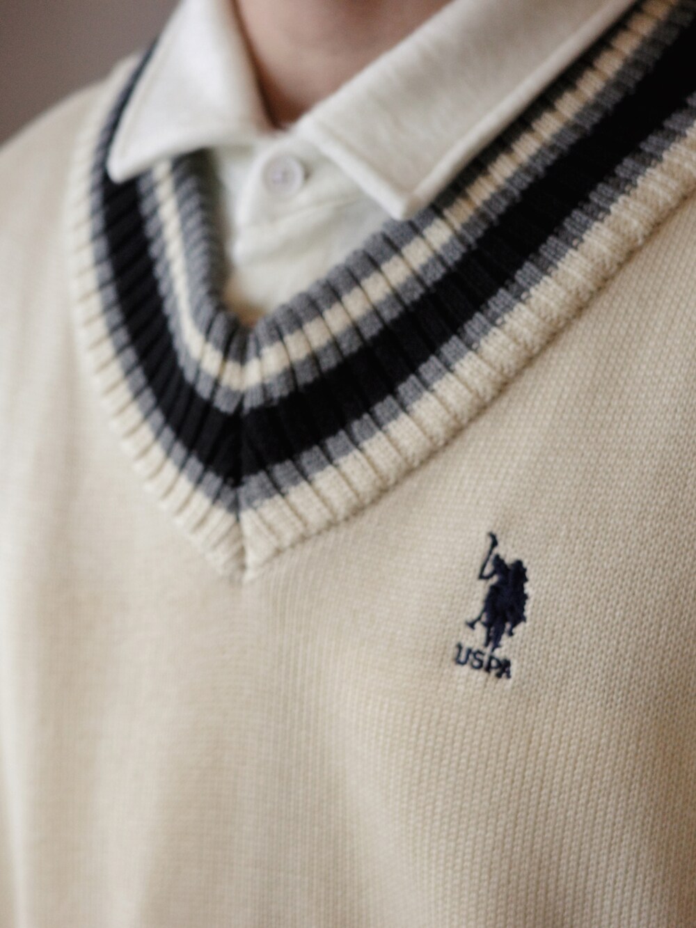「ニットベスト、古着MIX、PR、monomart、モノマート、ローファー」｜「U.S. POLO ASSN.のU.S. POLO ASSN. /ユーエスポロアッスン 別注 ワンポイント刺繍ロゴ ルーズチルデンニットベスト（ベスト、ホワイト系）」を使った、Kyoheiさん（メンズ・174cm）の冬コーディネートの2枚目の写真