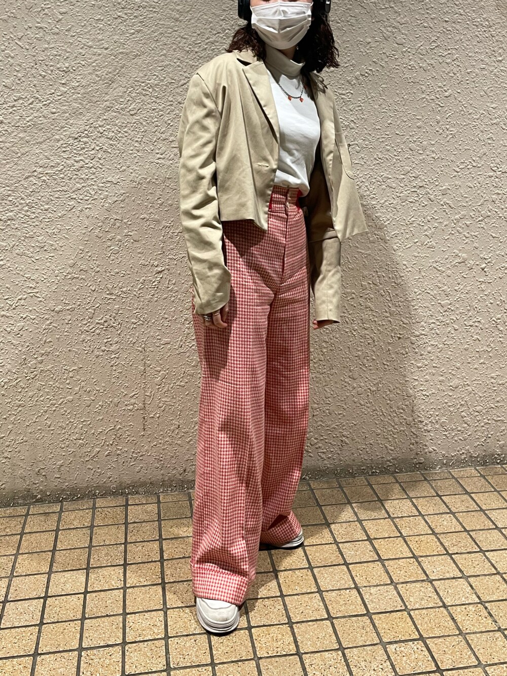 「未来のWEARISTAプロジェクト、冬コーデ、休日スタイル、大人カジュアル、シンプルコーデ、パンツスタイル、ゆるコーデ、ootd、古着、プチプラ、GU、ユニクロ、白ニット、古着MIX」｜「usedのアイテム（パンツ、レッド系）」を使った、Mさん（レディース・160cm）の冬コーディネートの2枚目の写真